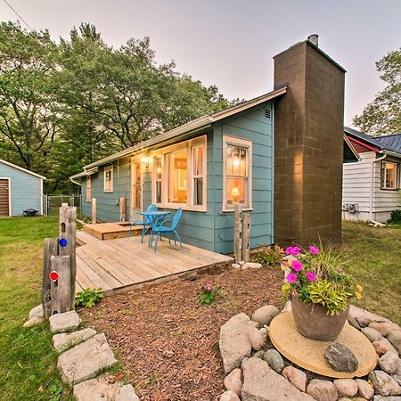 East Tawas Cabin With Deck, Backyard And Fire Pit! Kültér fotó