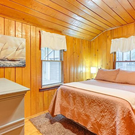 East Tawas Cabin With Deck, Backyard And Fire Pit! Kültér fotó