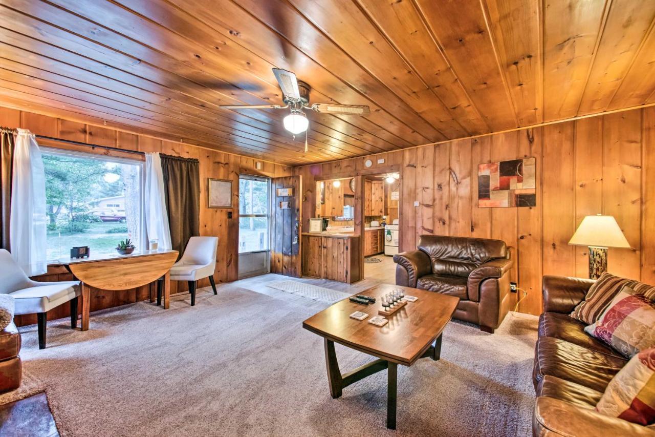 East Tawas Cabin With Deck, Backyard And Fire Pit! Kültér fotó