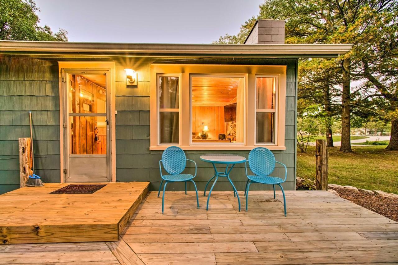 East Tawas Cabin With Deck, Backyard And Fire Pit! Kültér fotó