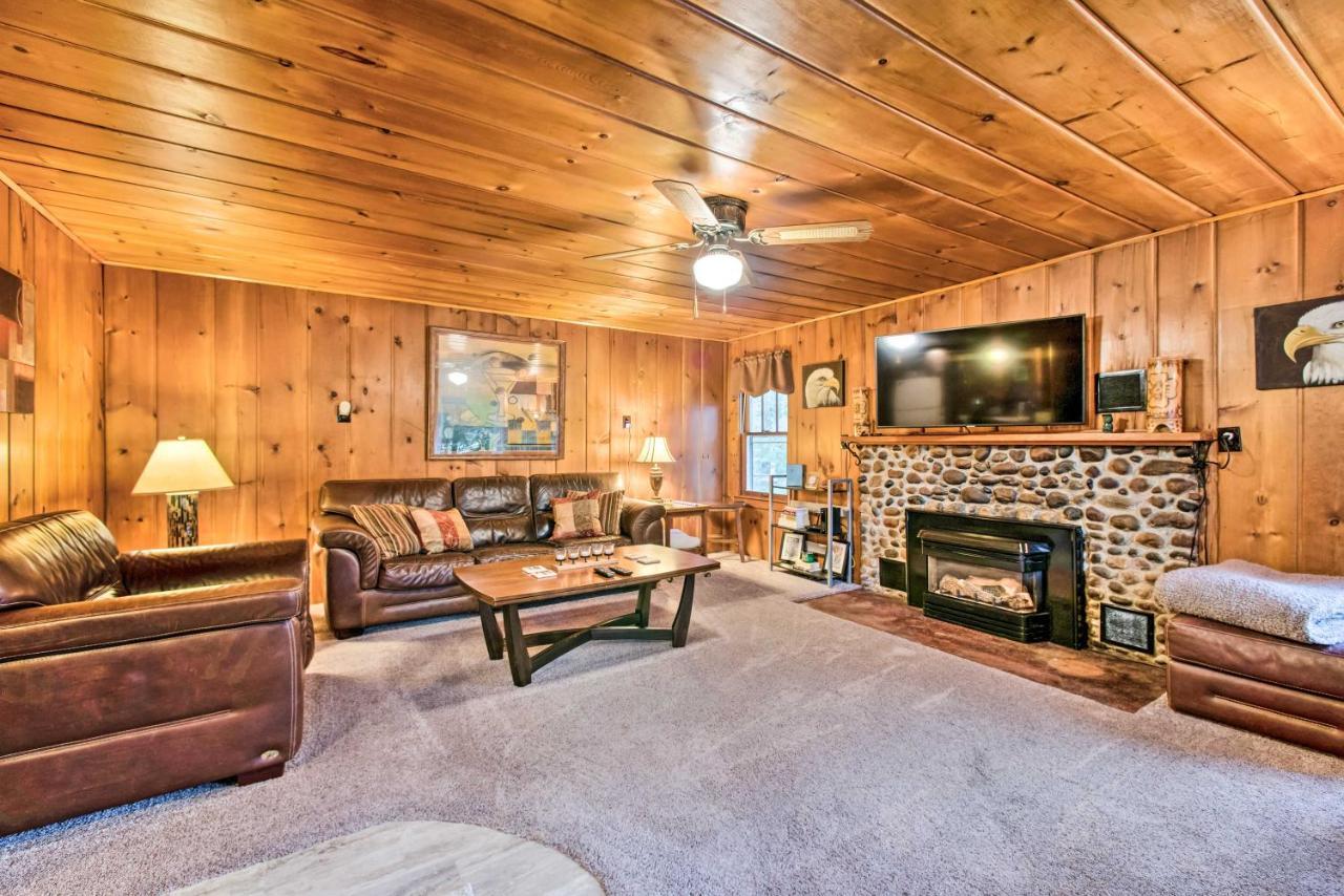 East Tawas Cabin With Deck, Backyard And Fire Pit! Kültér fotó