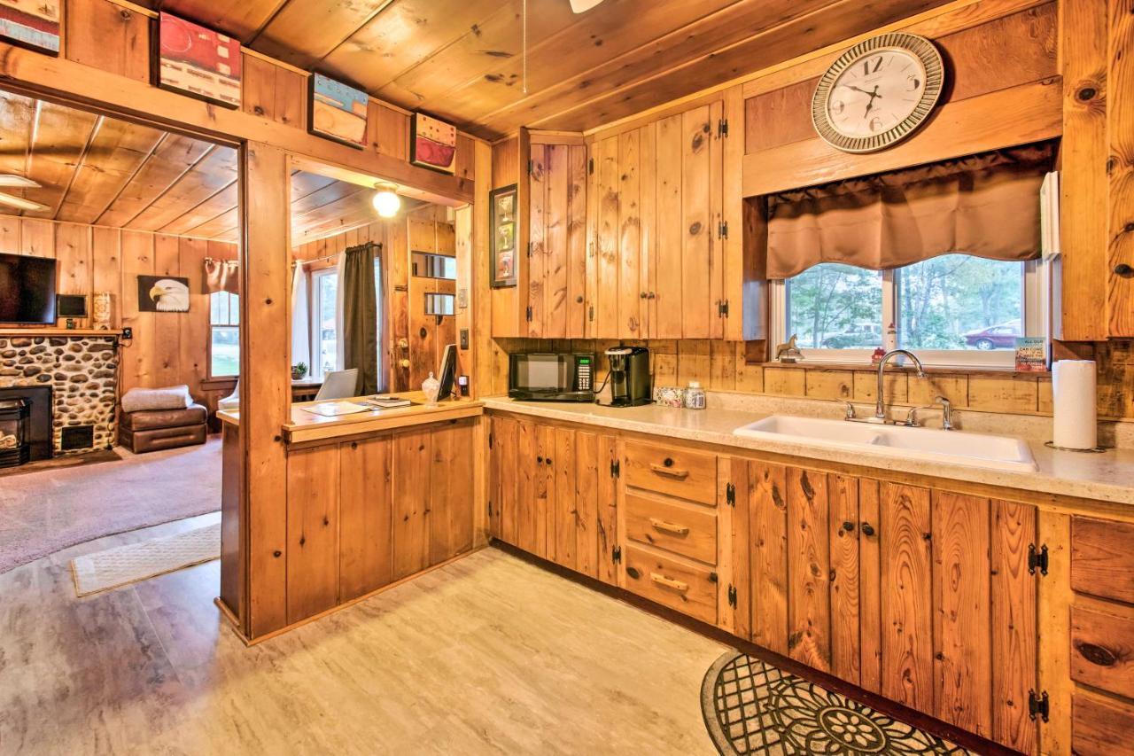 East Tawas Cabin With Deck, Backyard And Fire Pit! Kültér fotó