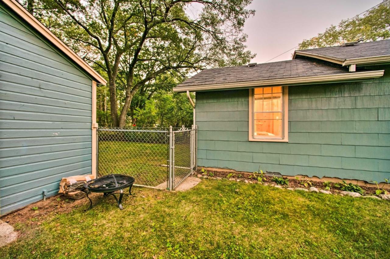 East Tawas Cabin With Deck, Backyard And Fire Pit! Kültér fotó