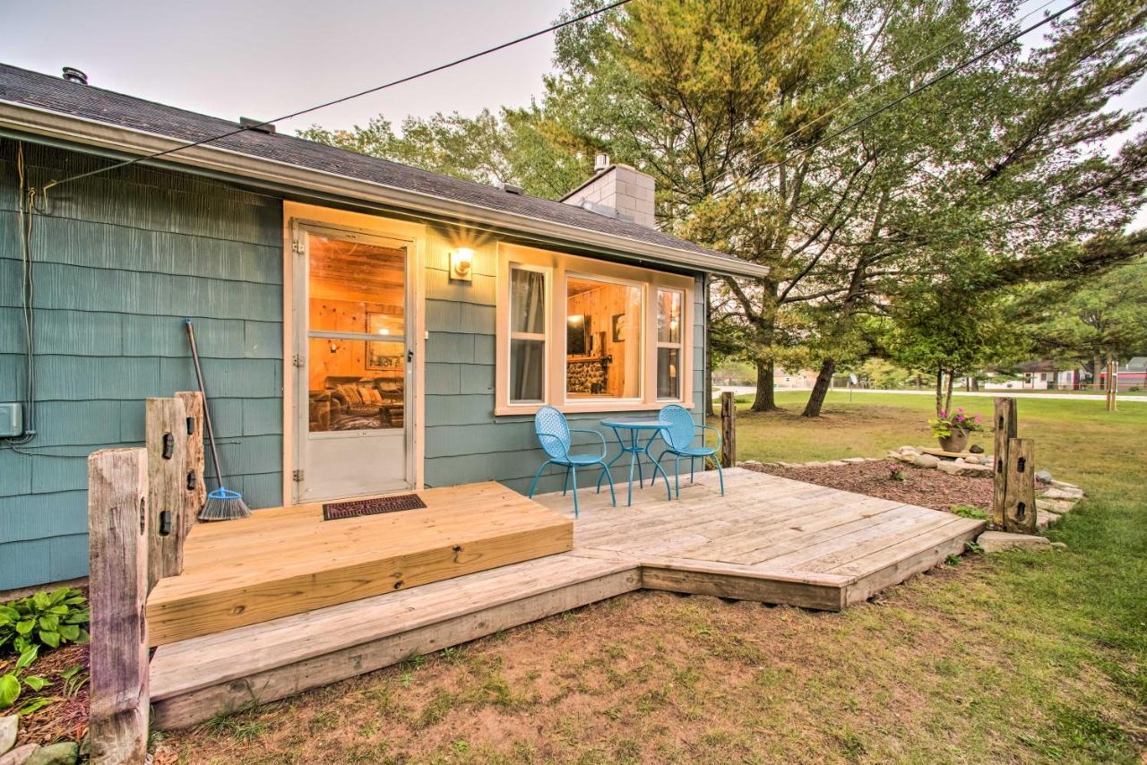 East Tawas Cabin With Deck, Backyard And Fire Pit! Kültér fotó