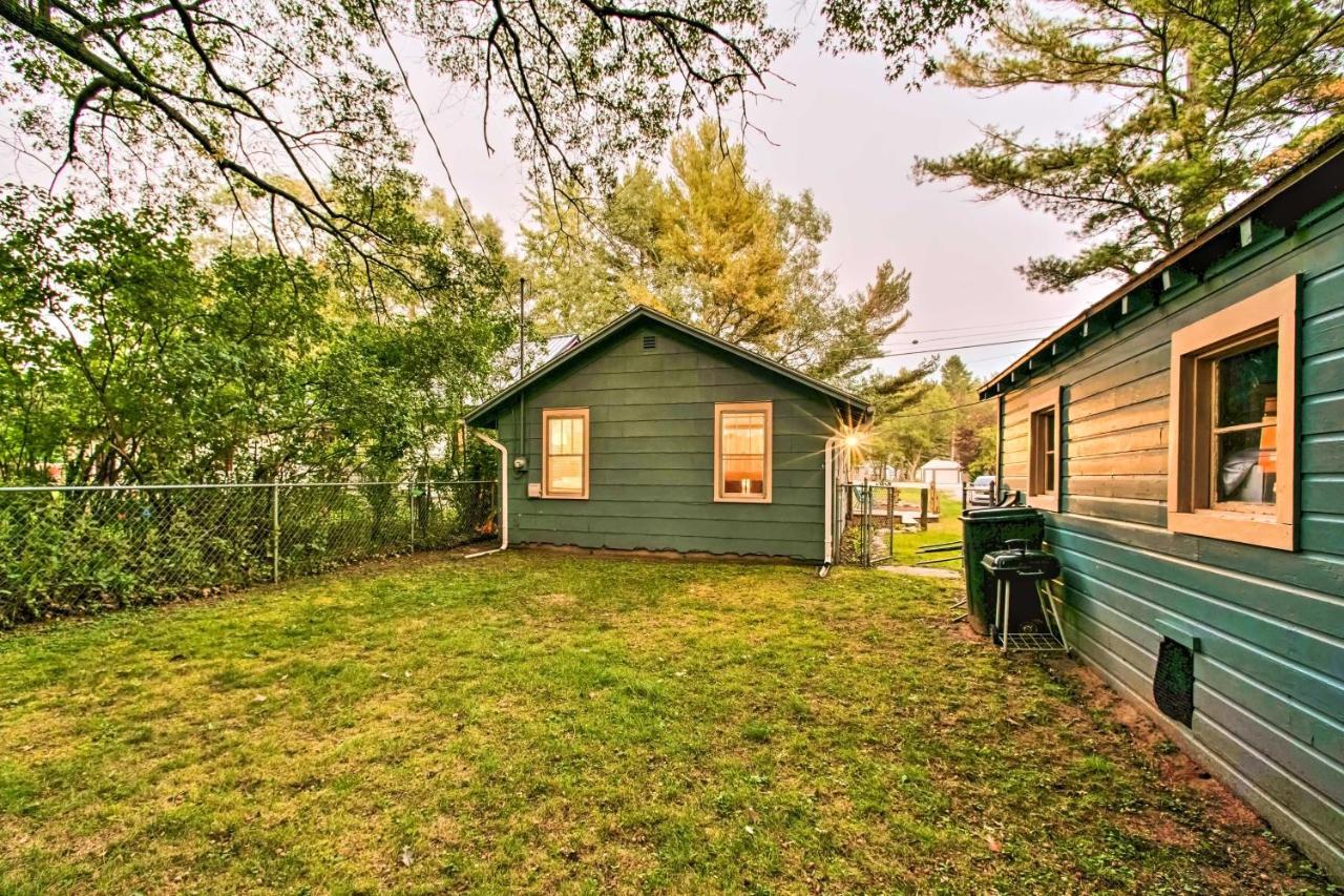 East Tawas Cabin With Deck, Backyard And Fire Pit! Kültér fotó