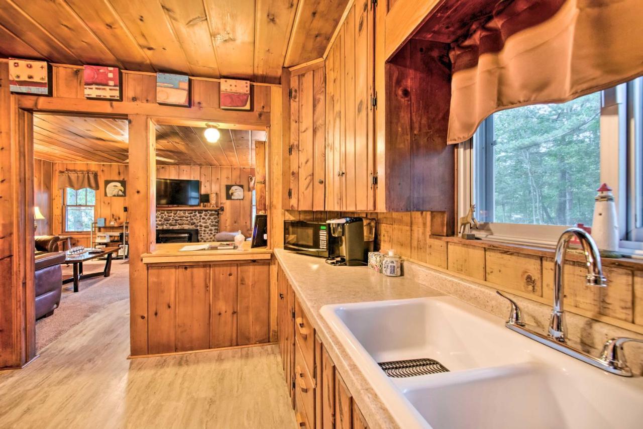 East Tawas Cabin With Deck, Backyard And Fire Pit! Kültér fotó
