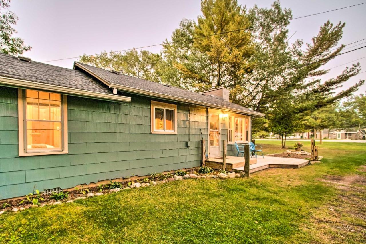 East Tawas Cabin With Deck, Backyard And Fire Pit! Kültér fotó
