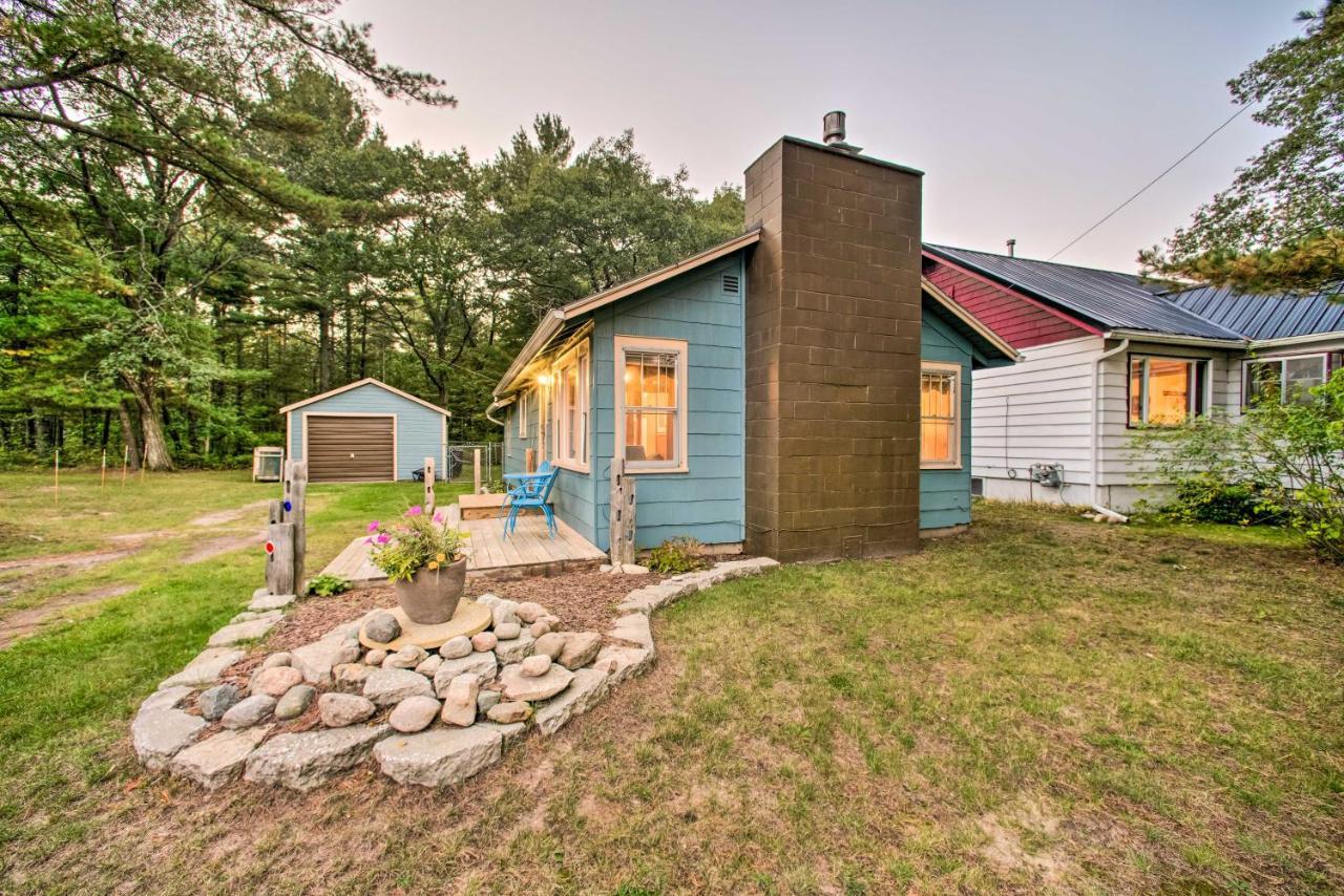 East Tawas Cabin With Deck, Backyard And Fire Pit! Kültér fotó