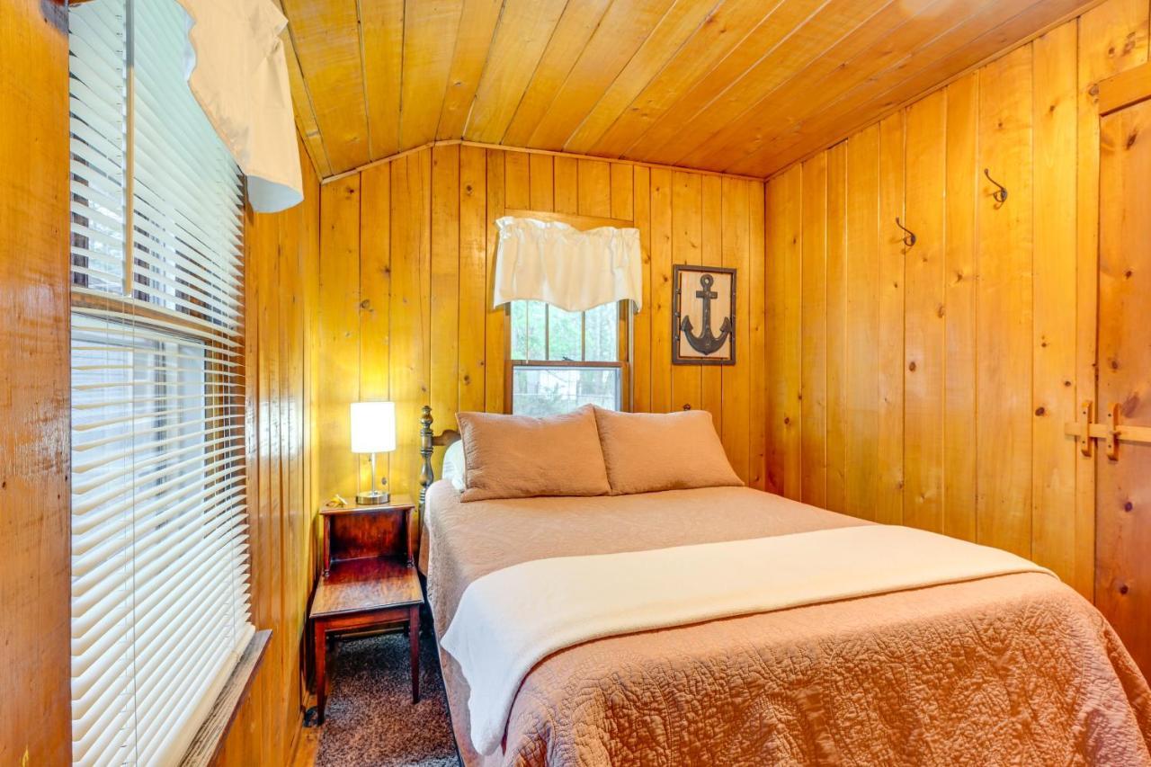 East Tawas Cabin With Deck, Backyard And Fire Pit! Kültér fotó