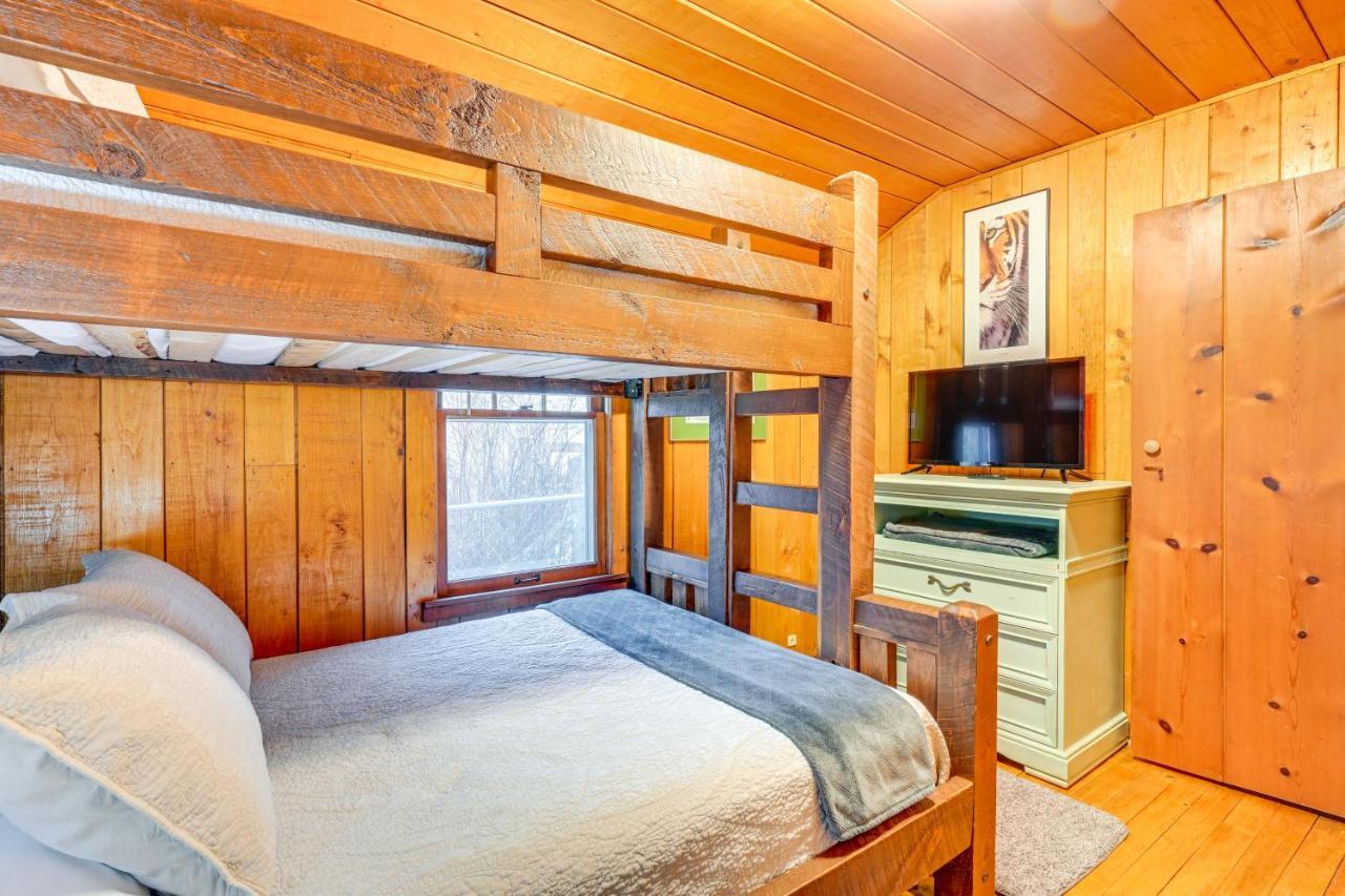 East Tawas Cabin With Deck, Backyard And Fire Pit! Kültér fotó